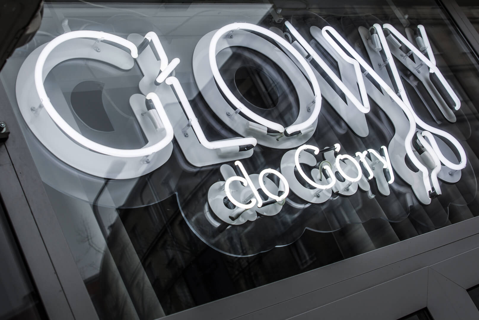 neon-glowy-do-gory-neon-na-plexi-neon-nad-wejsciem-neon-za-szyba-napis-neonowy-wewnatrz-logo-neonowe-litery-neonowe-nozyczki-salon-fryzjerski-warszawa-fryzjer